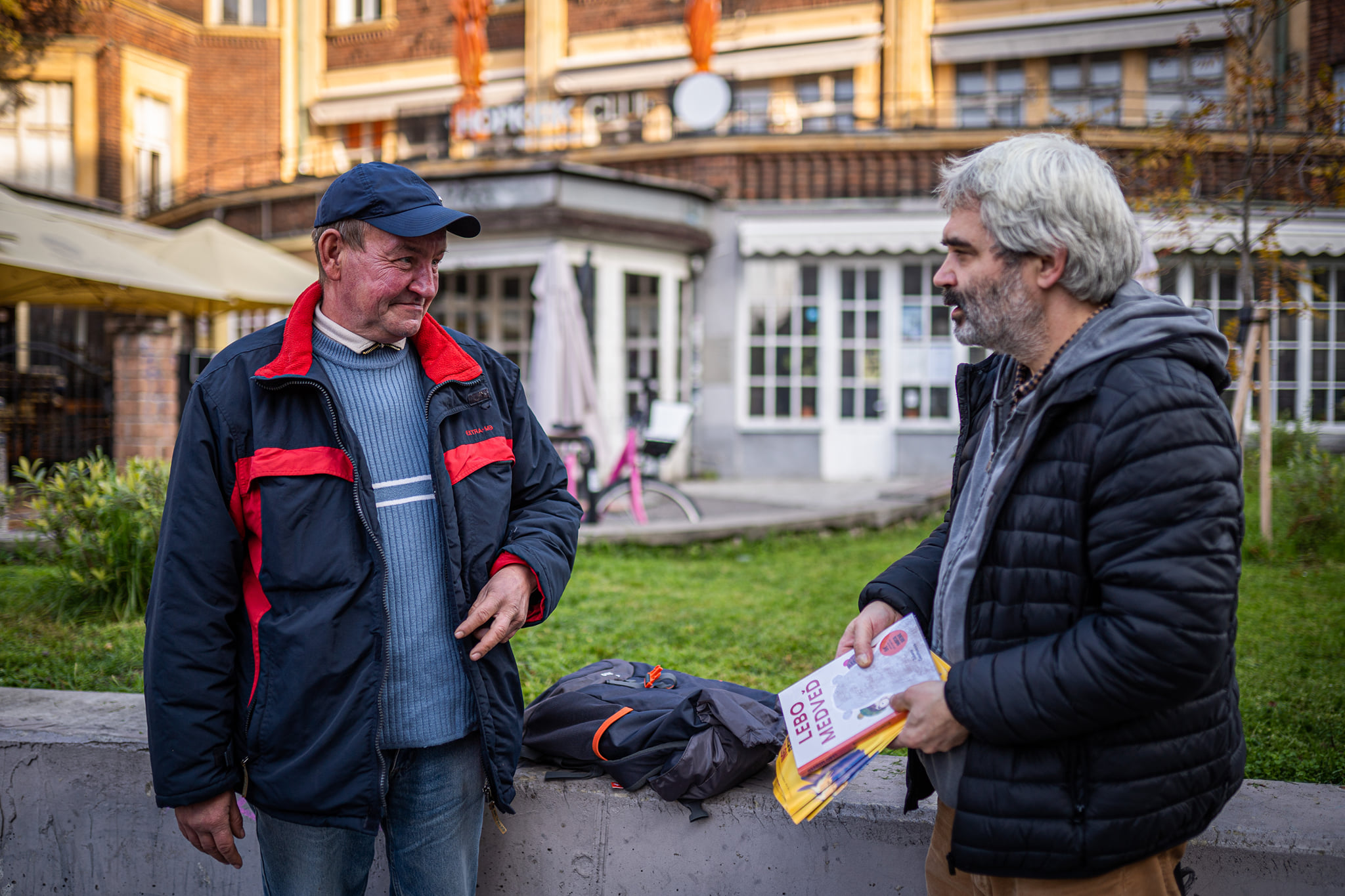 Predajca Ernest a terénny pracovník Robert Olejár